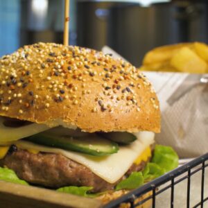 Burger wołowy z frytkami