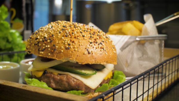 Burger wołowy z frytkami