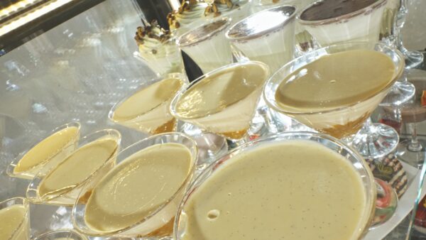 Krem brulee z owocami lub cukrem karmelizowanym