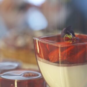 Panna cotta z musem mango lub malinowym